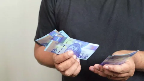 Man hands counting rupiah banknotes 動画素材 289387136