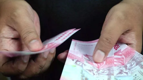 Man hands counting rupiah banknotes 動画素材 289387141