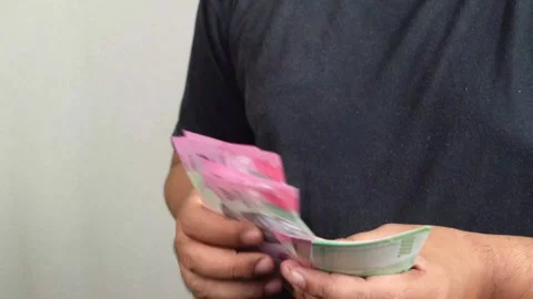 Man hands counting rupiah banknotes 動画素材 289387150