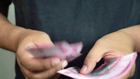 Man hands counting rupiah banknotes 動画素材 289387165