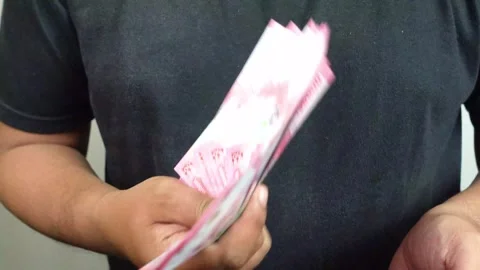 Man hands counting rupiah banknotes 動画素材 289387166