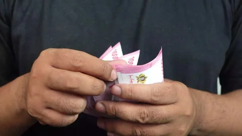 Man hands counting rupiah banknotes 動画素材 289387192