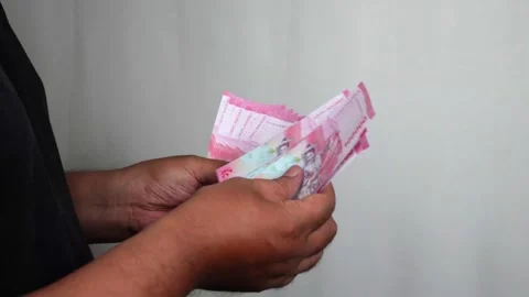 Man hands counting rupiah banknotes 動画素材 289387194