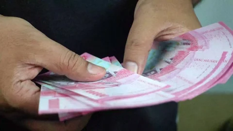 Man hands counting rupiah banknotes 動画素材 289387196
