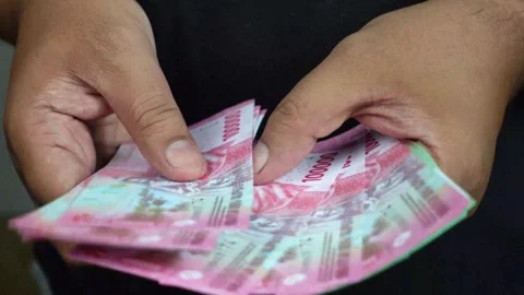 Man hands counting rupiah banknotes 動画素材 289387200