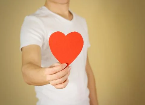 Man hands holding blank empty red Valentines card with heart on a white bac.. Foto stock