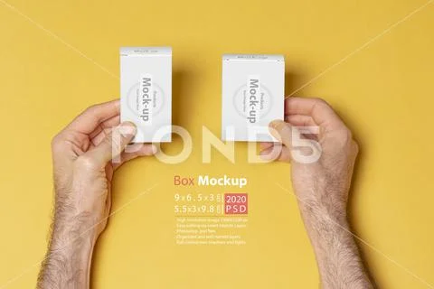 A man hands holding two pillboxes in front of yellow background mock-up serie Plantilla PSD