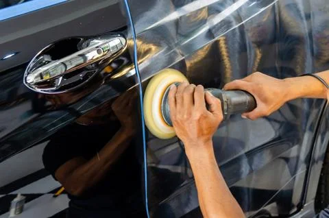 Man hands holding the work tool polish the car.Buffing and polishing car. Car Foto stock