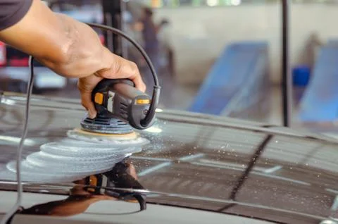Man hands holding the work tool polish the car.Buffing and polishing car. Foto stock