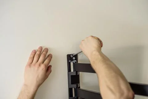 Man hands installing mount TV on the wall Foto stock