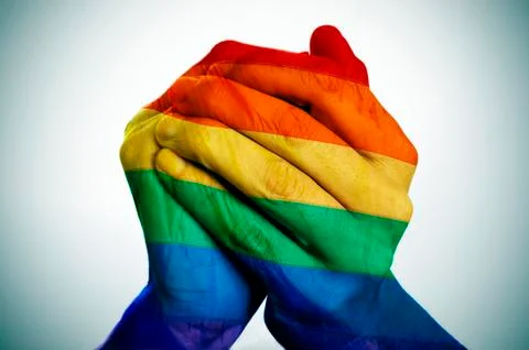 Man hands patterned as the rainbow flag Foto stock
