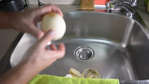 Man hands peeling fresh yellow pear Видео 95654068