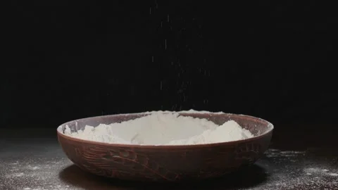 Man hands pouring flour into the plate 库存影片 264767366