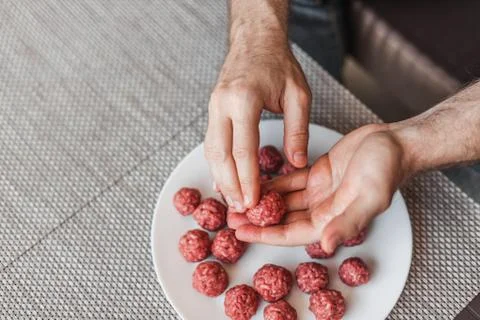 Man hands preparing meatballs with raw mincemeat Foto stock