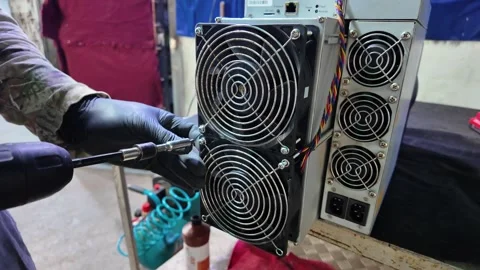 Man hands Repairing a High-Performance Crypto Mining Rig with Cordless Power 스톡 동영상 325771933