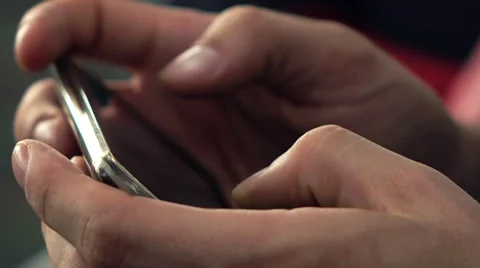 Man hands texting on smartphone Vidéo 57171392