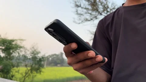 Man Hands Typing and Scrolling on Black Smartphone Close-Up Stockbeeldmateriaal 321515541