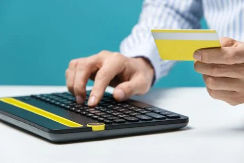 Man hands using keyboard and holding credit card with social media as Onlin.. Stock-Fotos