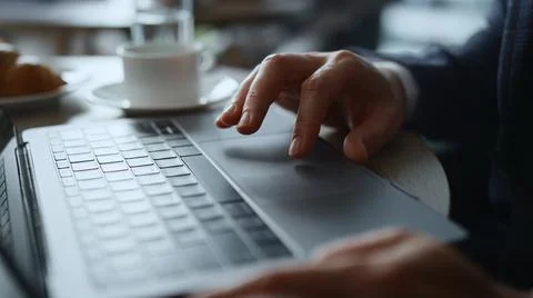 Man hands working computer online using touchpad browsing business news in cafe. Foto stock