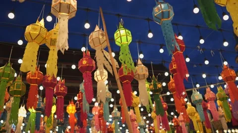 Man hanging lantern lamp at Lantern festival Thailand. Vídeo Stock 140845240