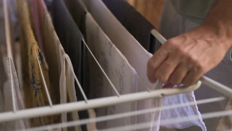 Man hanging laundry clothes to dry Vídeos de archivo 139013360