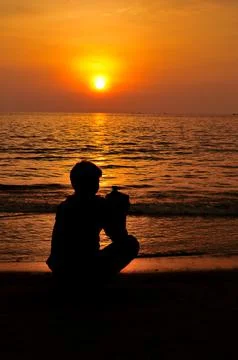 A man hangs out by the beach at dusk Foto stock