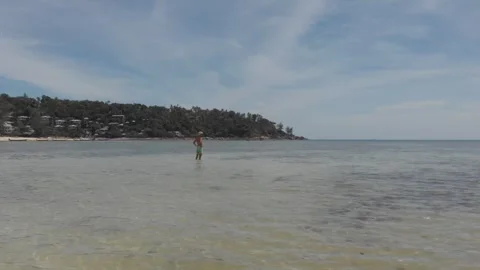 Man happy in the sea Vidéo 260430895
