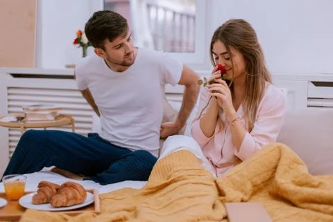 The man has a gift in the back, he wants to surprise his girlfriend Foto stock