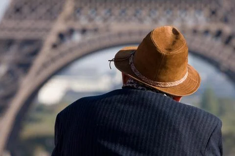 Man in hat admiring Eiffel Tower, Paris, France Foto stock
