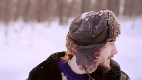 The man in the hat with earflaps Vidéo 104244482