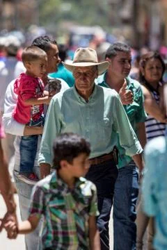 Man with hat walk in the weekend crowd Fotos Stock