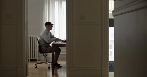 Man in hat works from home Vidéo 137975939