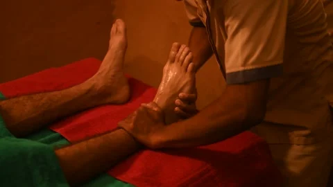 Man having Ayurveda healing therapy for foot relaxation massage Vídeo Stock 174076705