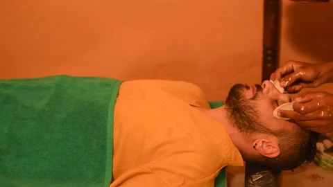 Man having Ayurveda healing therapy for head relaxation massage Vidéo 174077964