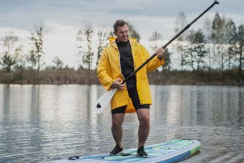 Man having fun with a paddle on an inflatable Board, Foto stock