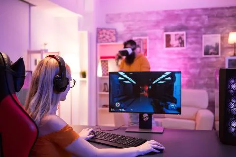 Man having fun playing games while wearing vr goggles Foto stock