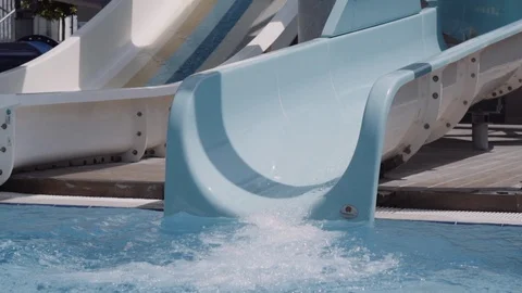 Man having fun, sliding at water park. 動画素材 90587929