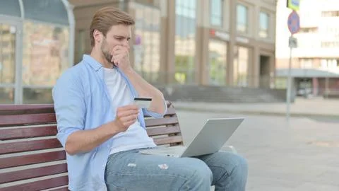 Man Having Online Payment Problem with Laptop, Outdoor Foto stock