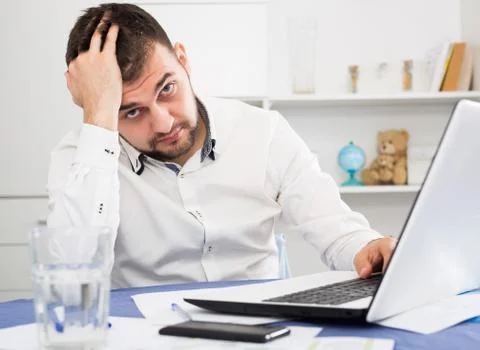 Man having problem in office Foto stock