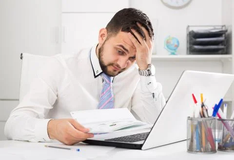 Man having problem in office Foto stock