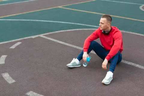 Man having rest after training on the sports ground. Foto stock
