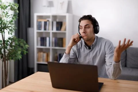 Man in headset using laptop Stock-Fotos