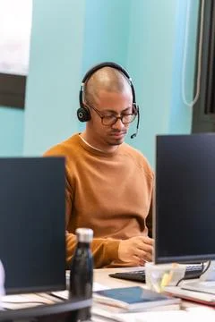 Man with headset working on computer. Foto stock
