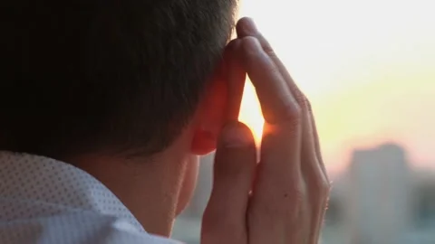 A man with hearing problems putting his hand to his ear, close-up. Deafness 库存影片 215027941