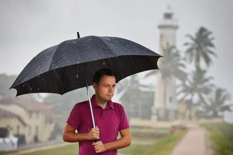 Man in heavy rain Stockfoto's