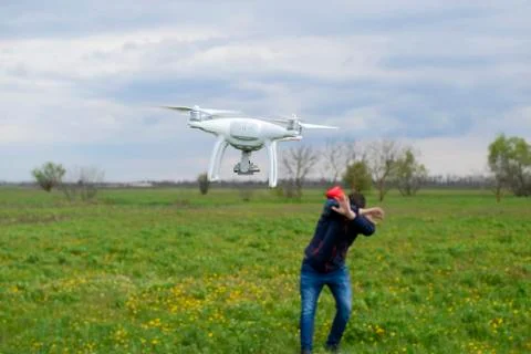 A man hides himself from a collision with a drone Foto stock
