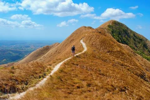 Man hiker walking the path of inactive volcano. El Valle de Antn area, Panama Foto stock