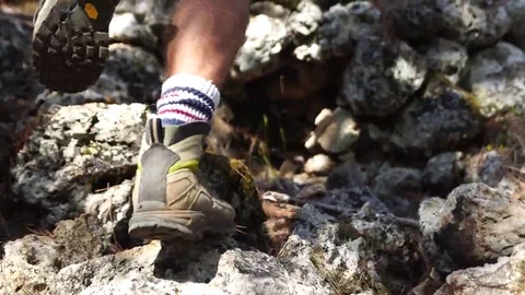Man hiking on the rocks Video stock 69191012