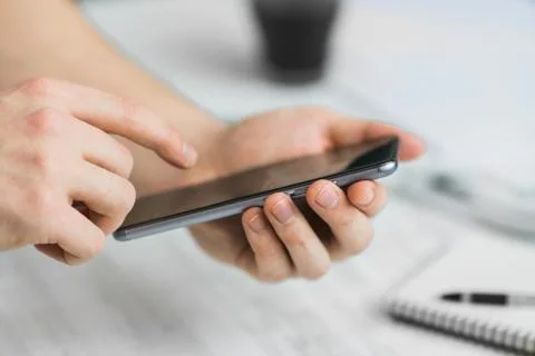Man Hipster using smartphone a touch screen smart phone hands close up, vinta Foto stock