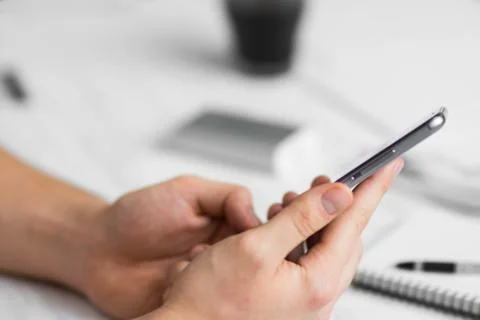 Man Hipster using smartphone a touch screen smart phone hands close up, vinta Foto stock